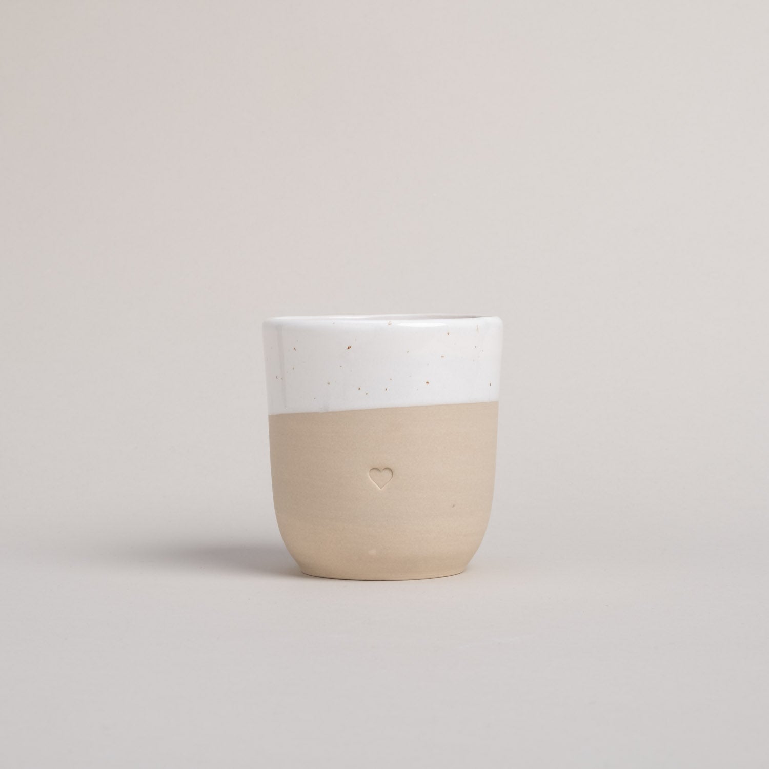 Steingut Becher mit Herz