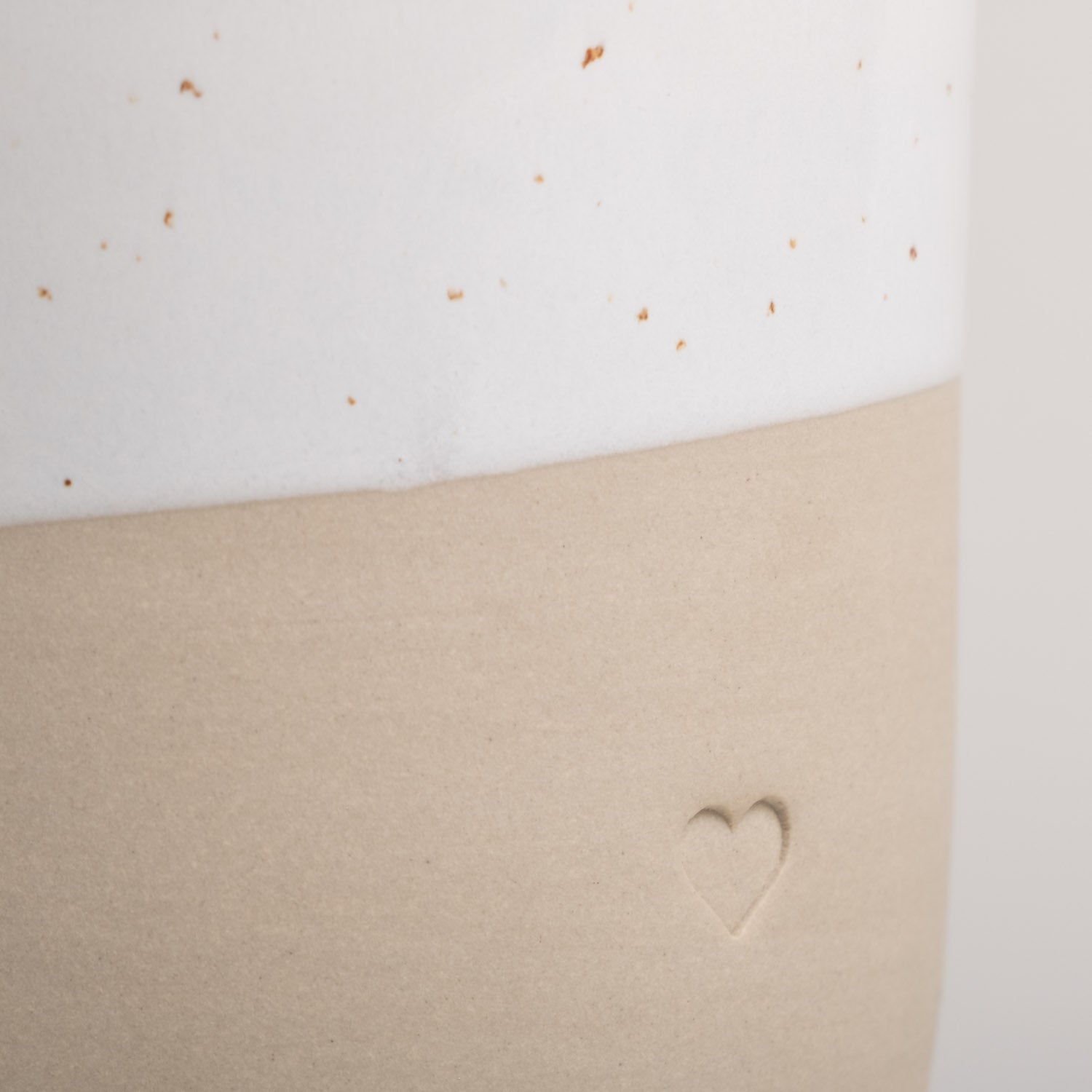 Steingut Becher mit Herz