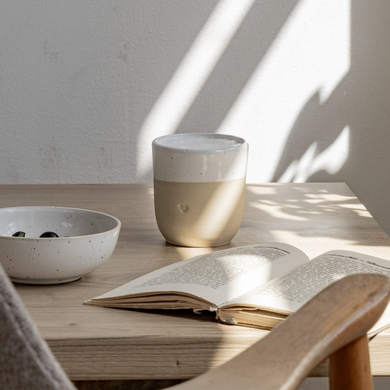 Steingut Becher mit Herz